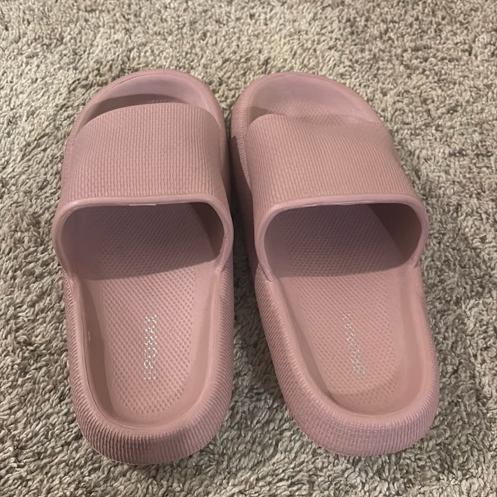 Never worn: Women’s Slides